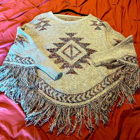 Large gray fringe poncho - Picture 1 of 1